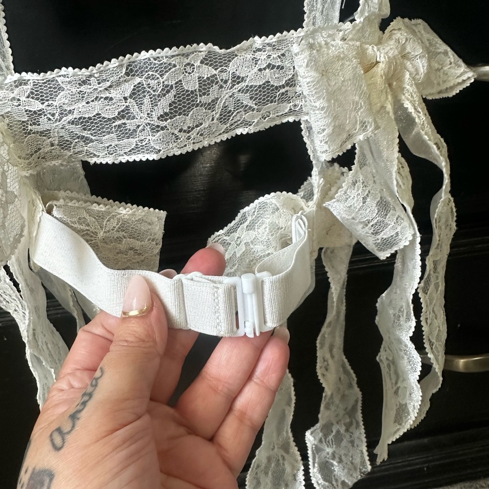 Lace Ruffled Harness with Bows - Picture 5 of 6